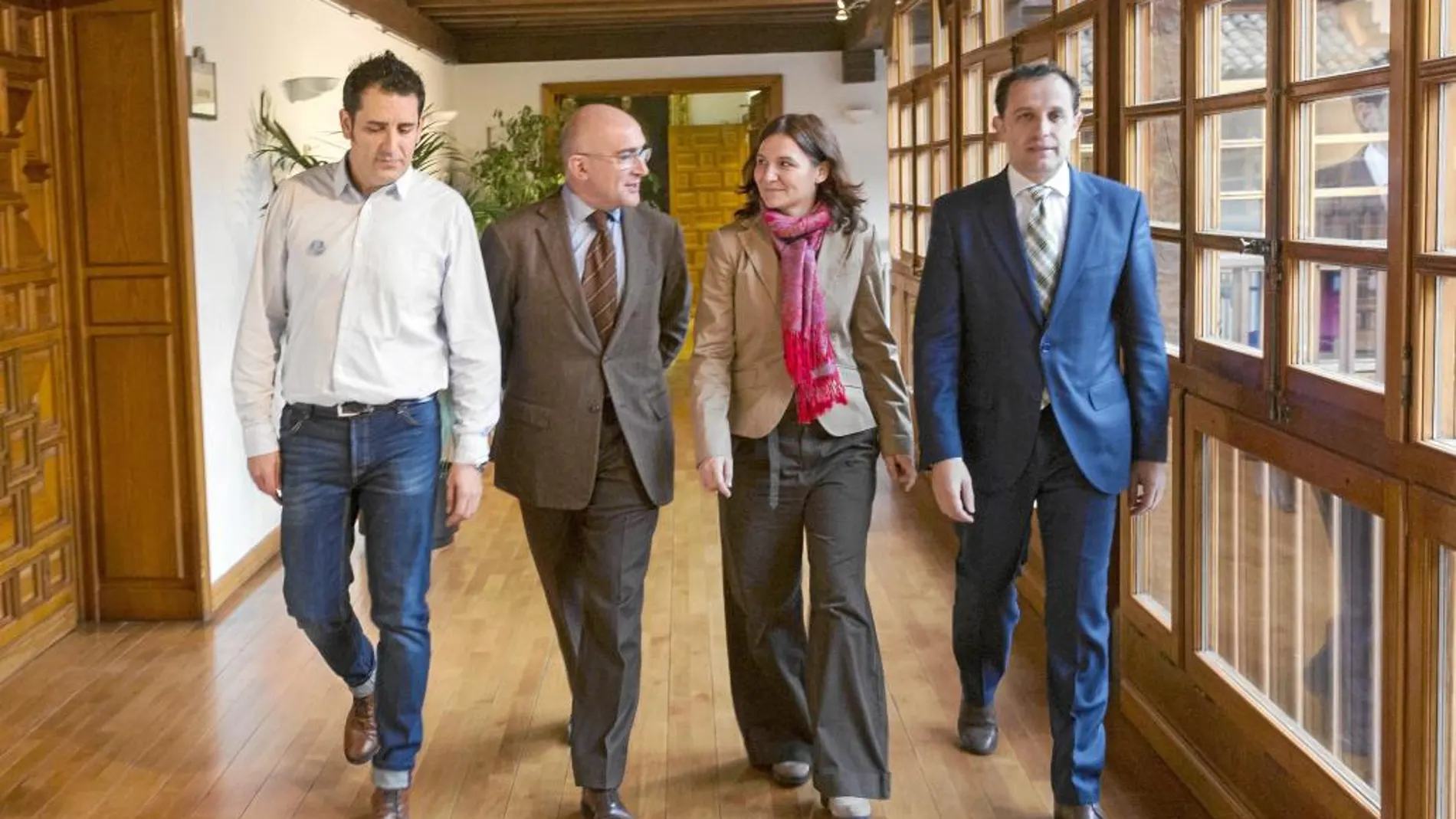 El presidente de la Diputación de Valladolid, Jesús Julio Carnero, junto a Luz Marí­a Sanz, Conrado Iscar y David Nieto