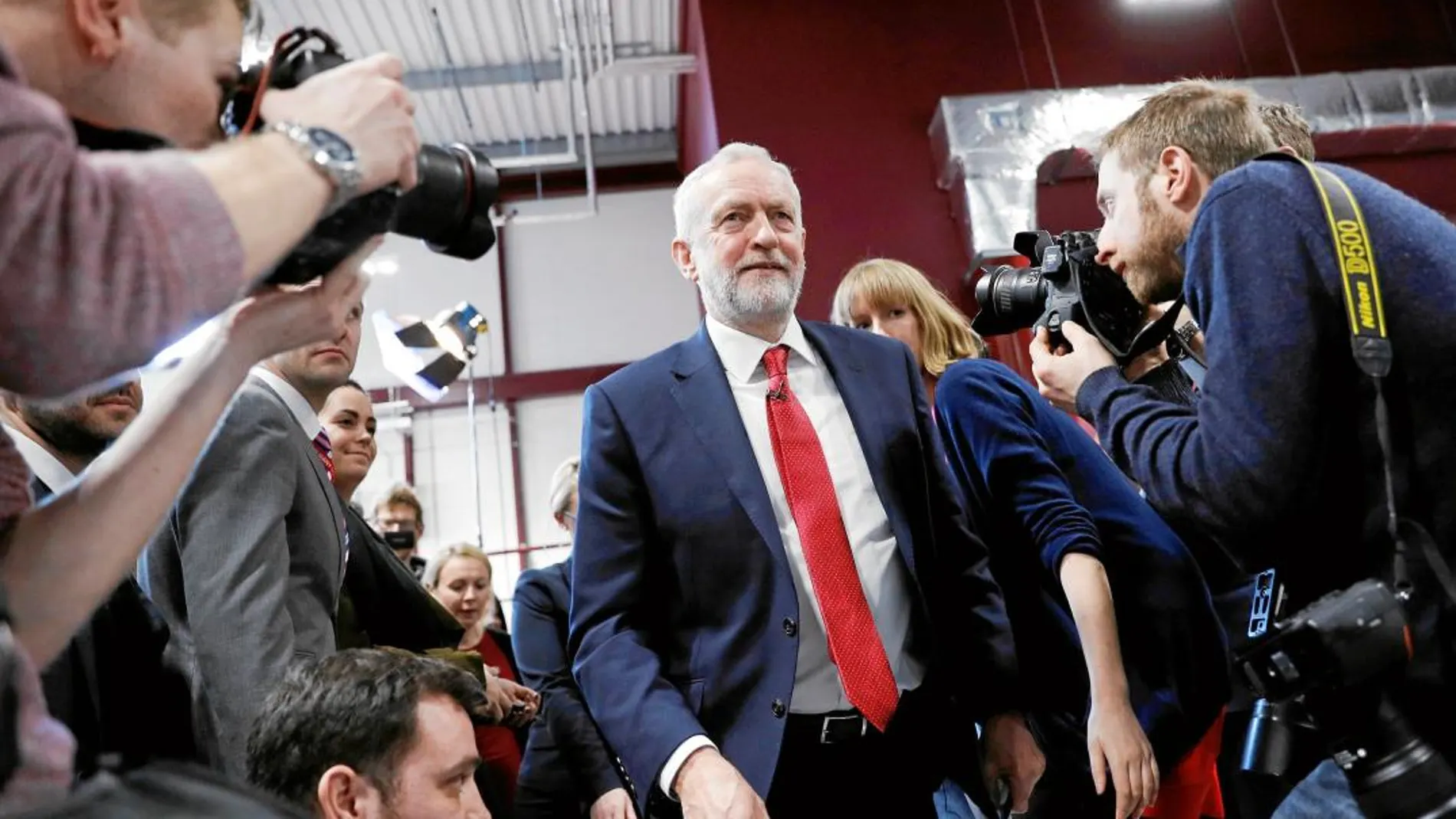 Jeremy Corbin, líder de los laboristas británicos, abandona el centro de la Universidad de Coventry donde dio el discurso