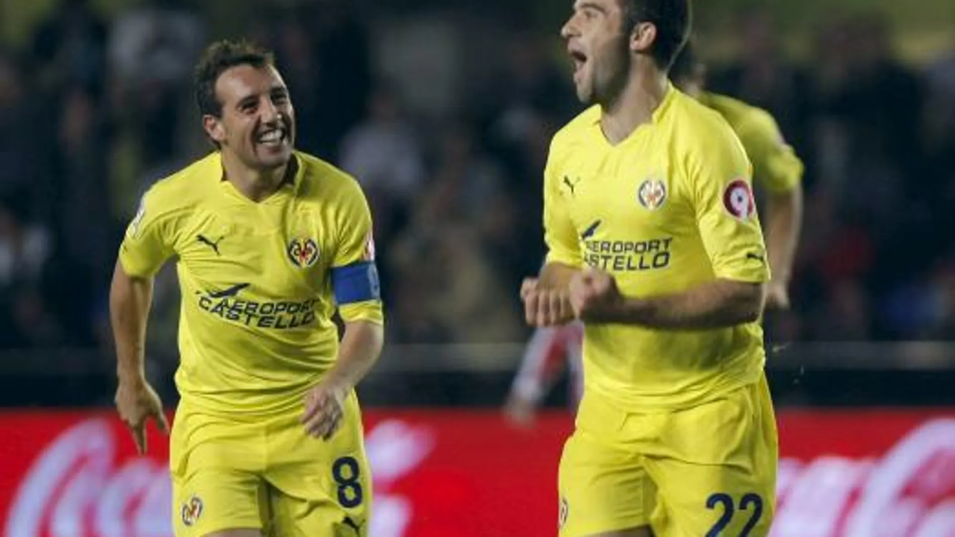 El delantero italiano del Villarreal, Giuseppe Rossi (d), celebra junto a su compañero, el centrocampista Santi Cazorla (i)