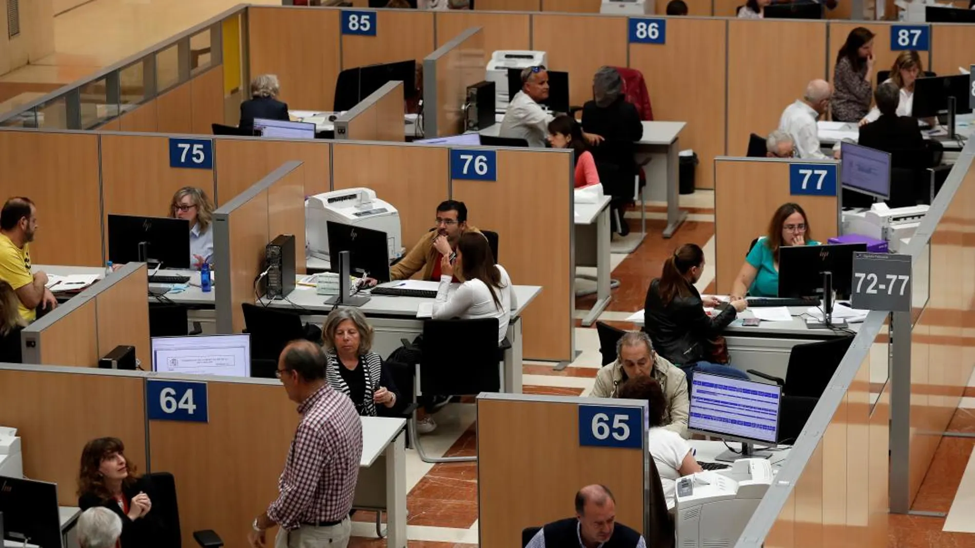 Vista general de la zona donde los ciudadanos son atendidos en una delegación de Hacienda / Efe