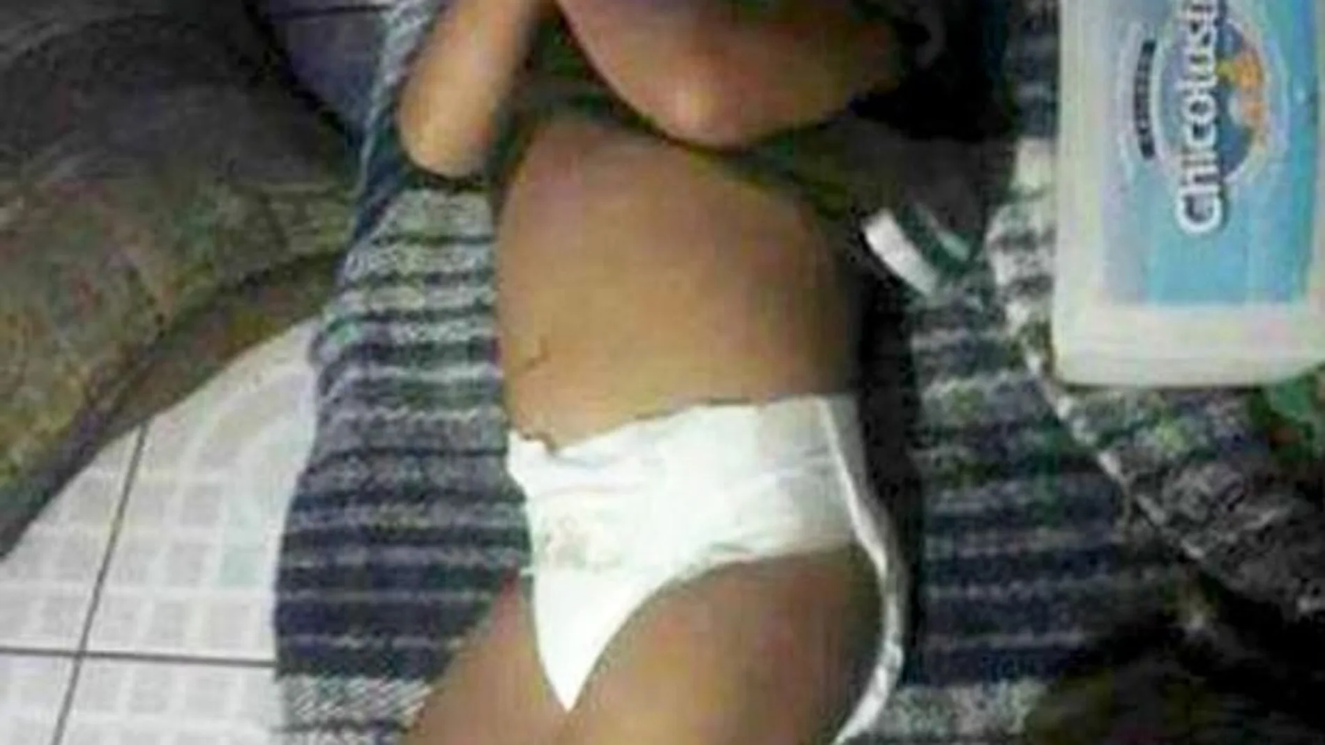La foto de un bebé atado y amordazado indigna a Facebook