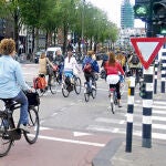 El Ministerio de Infraestructuras y Agua se ha puesto como objetivo sacar de las carreteras a 200.000 conductores y aumentar así el tráfico en bicicleta con el año 2040 como objetivo. (Archivo)