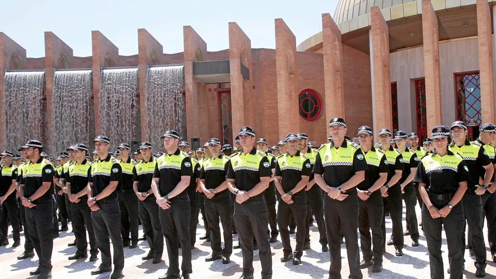 El Cuerpo de la Policía Local, formado en las puertas de Fibes