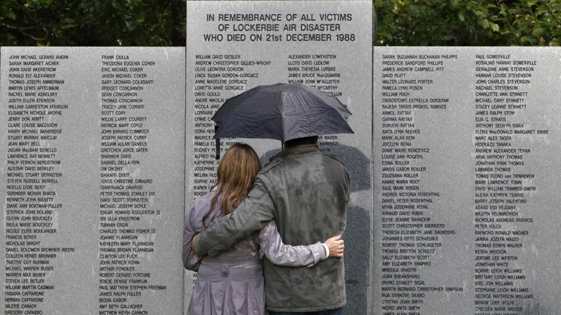 Imagen de archivo de una pareja ante el muro en Lockerbie que recueda a la víctimas del atentado