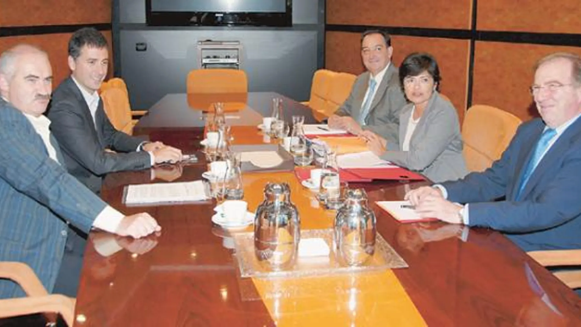 Representantes del PNV, ayer, en una de las rondas de contacto