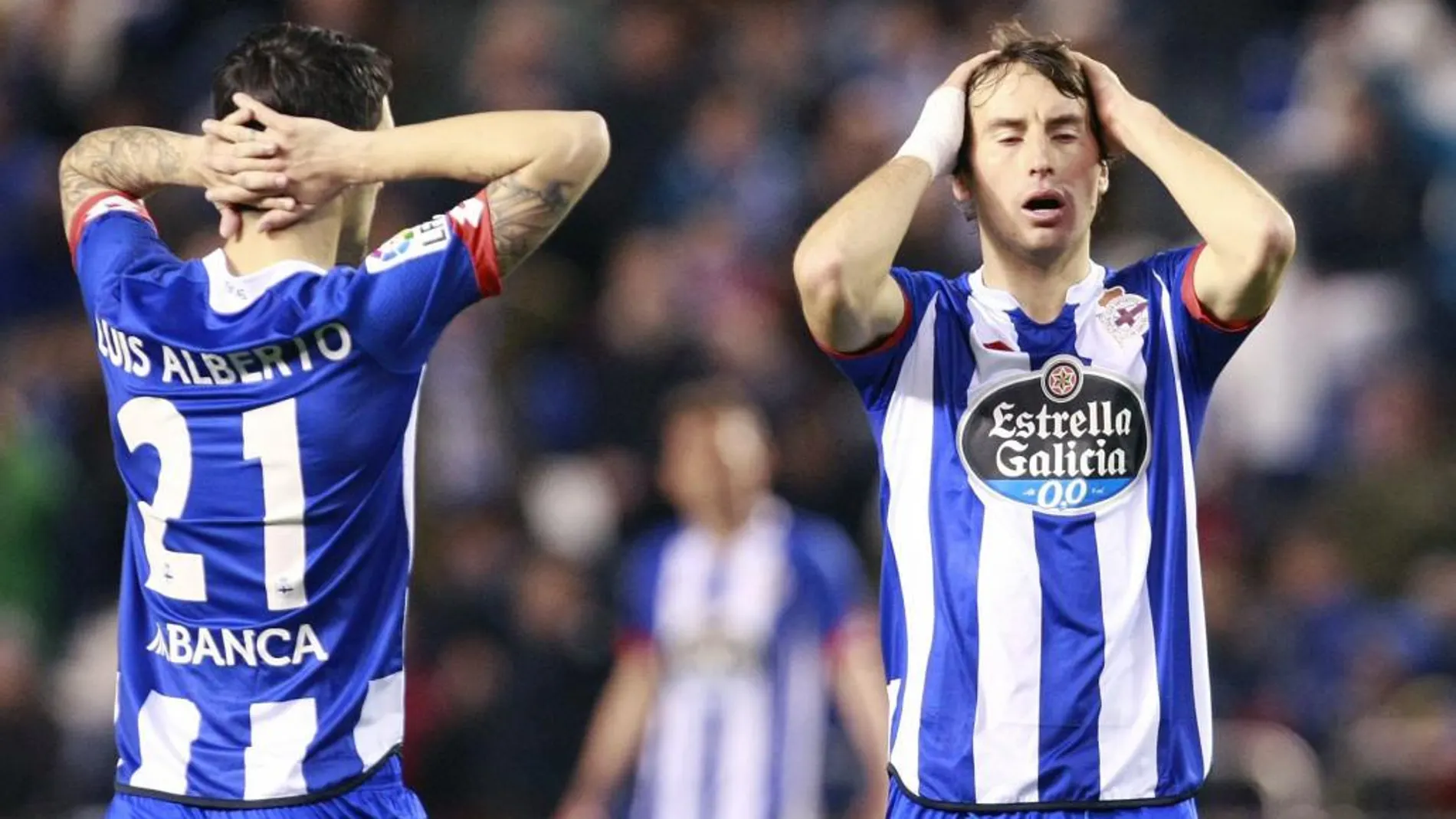Los jugadores del Deportivo de La Coruña Luis Alberto Romero (i) y Pedro Mosquera, durante el partido
