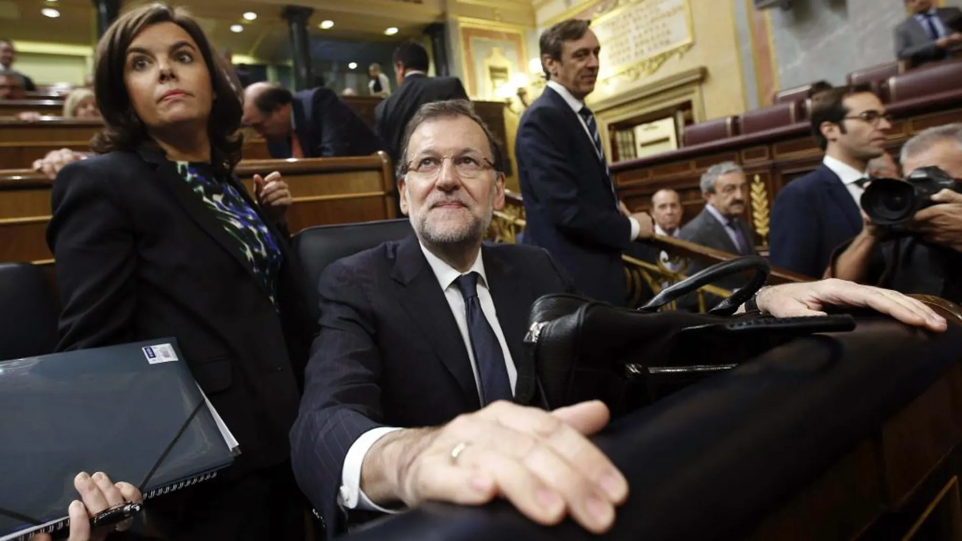El jefe del Ejecutivo, Mariano Rajoy, junto a la vicepresidenta, Soraya Sáenz de Santamaría