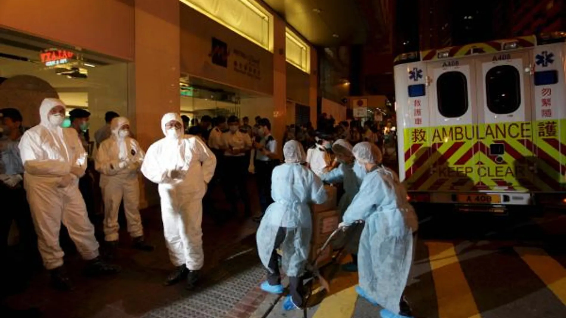 Trabajadores sanitarios con ropas protectoras y máscaras N95 llegan al Hotel Metropark donde se confirmó la presencia de un huesped portador de la la gripe A (H1N1)