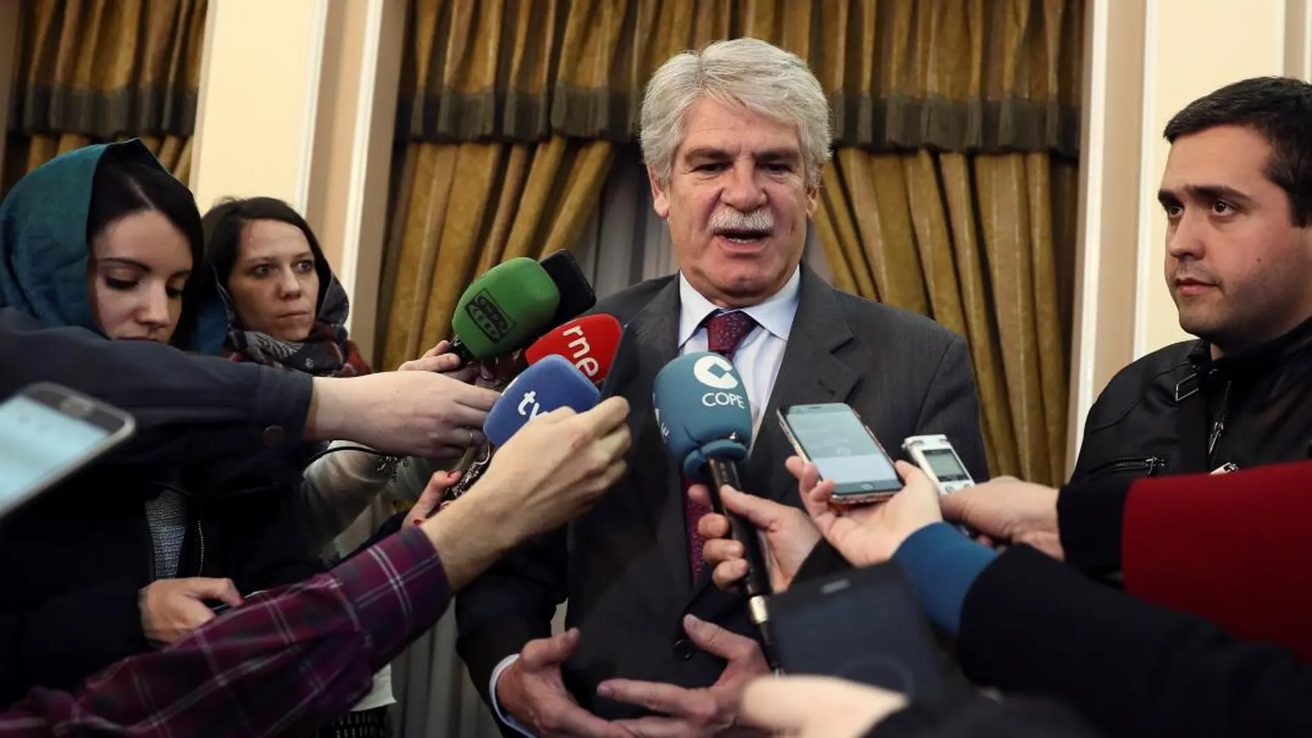 El ministro español de Asuntos Exteriores, Alfonso Dastis, realiza declaraciones a la prensa a su llegada a Teherán,