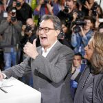 En la imagen, el ex president de la Generalitat Artur Mas, votando en el referéndum ilegal del 9–N de 2014, junto a su esposa
