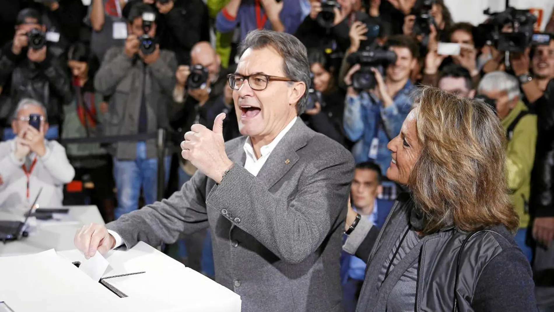 En la imagen, el ex president de la Generalitat Artur Mas, votando en el referéndum ilegal del 9–N de 2014, junto a su esposa