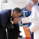 Francisco Camps saluda a Benedicto XVI durante su visita a Valencia en 2006