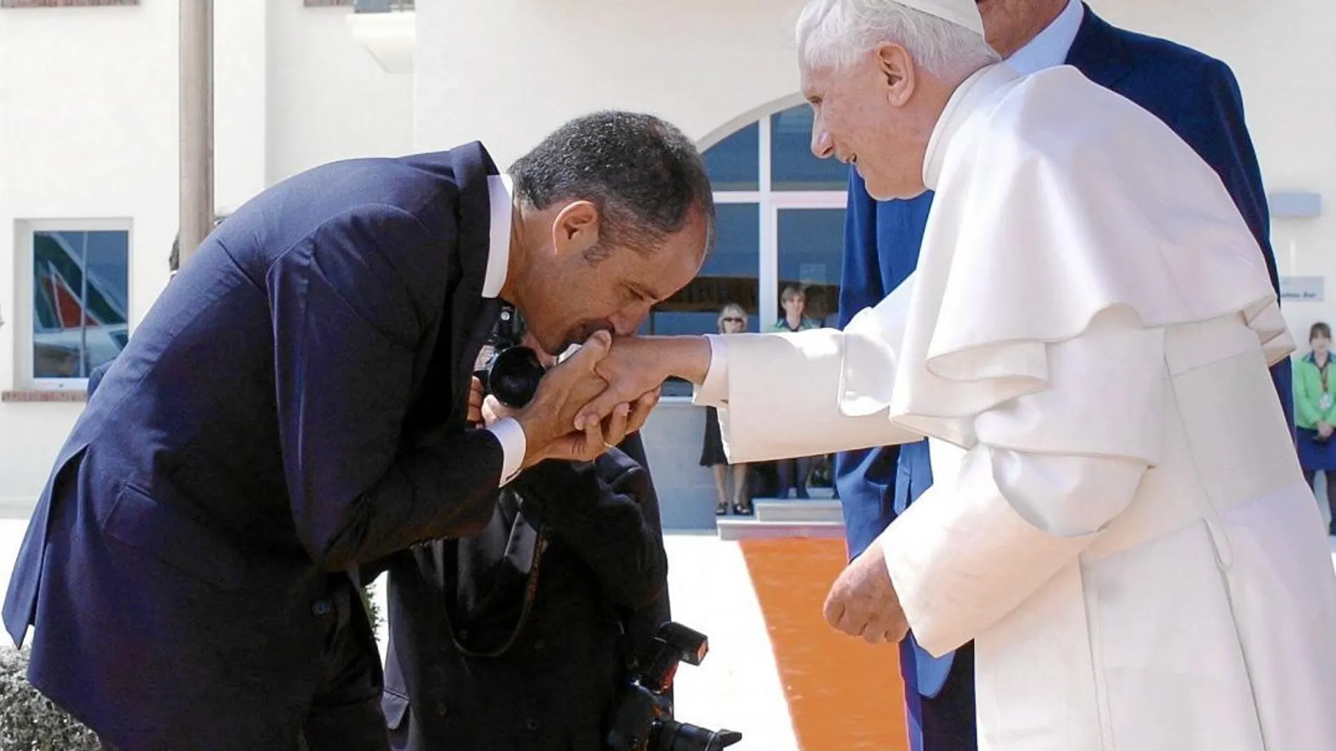 Francisco Camps saluda a Benedicto XVI durante su visita a Valencia en 2006