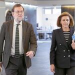 El jefe del Ejecutivo en funciones, Mariano Rajoy, y la secretaria general del PP, María Dolores de Cospedal, ayer