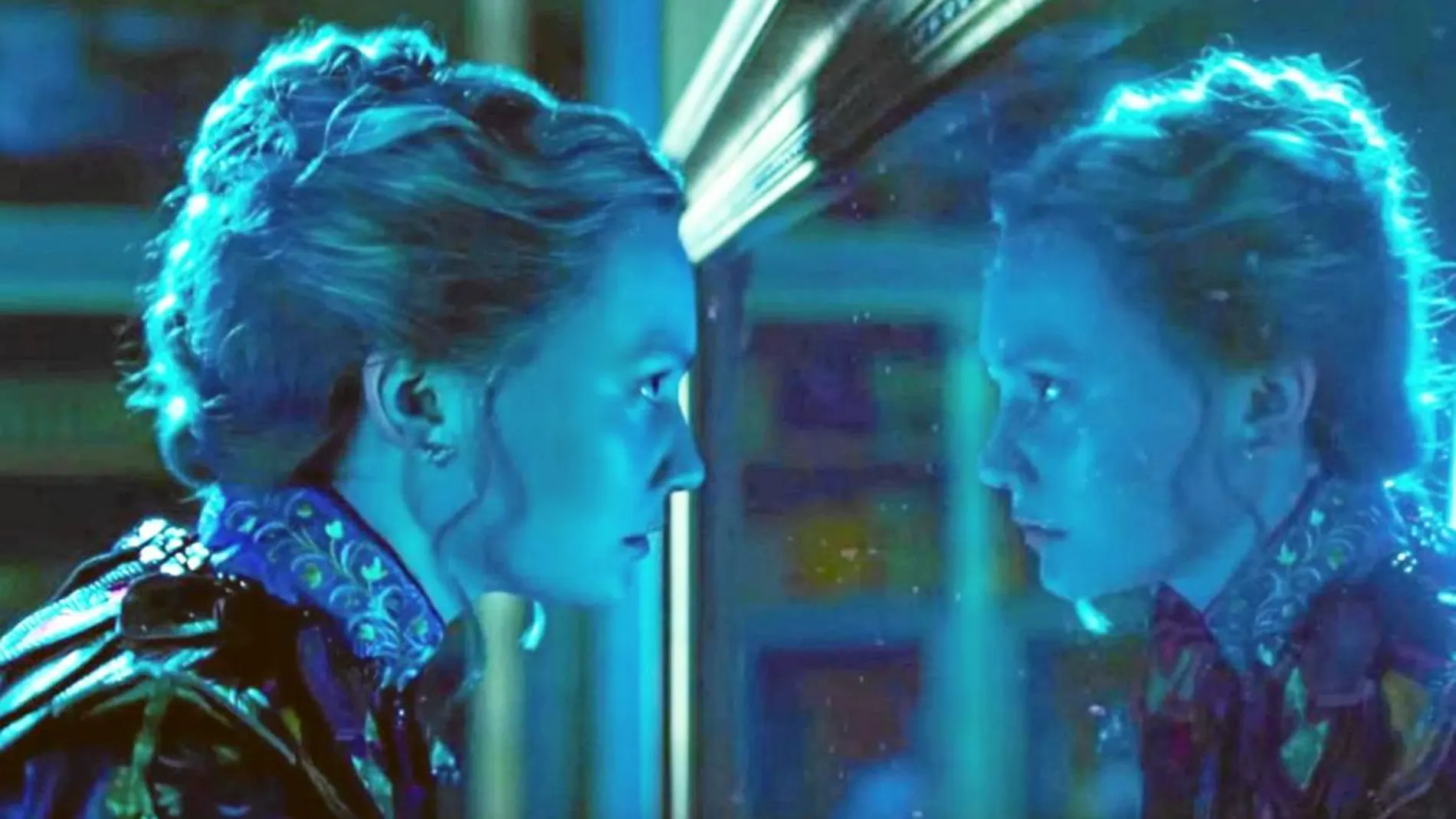 Escenas tan impactantes como la de la entrada en el espejo están ambientadas por la banda sonora compuesta por Danny Elfman
