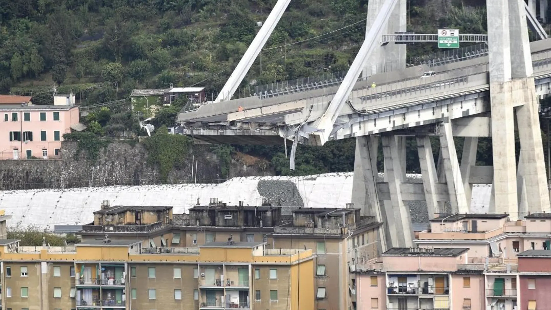 Detalle de la sección derrumbada de un puente en Génova (Italia). Foto: Efe