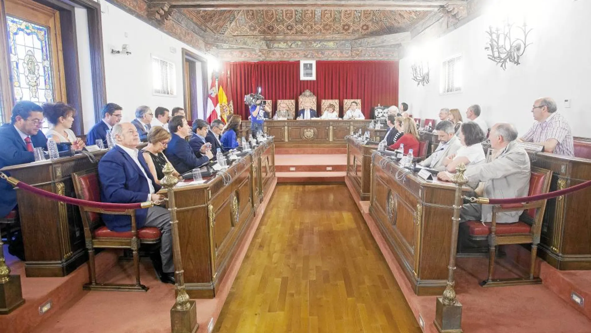 Jesús Julio Carnero preside el pleno extraordinario de ayer de la Diputación de Valladolid