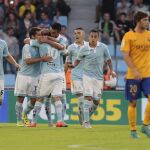 Manuel Agudo “Nolito, felicitado por sus compañeros, tras marcar el primer gol