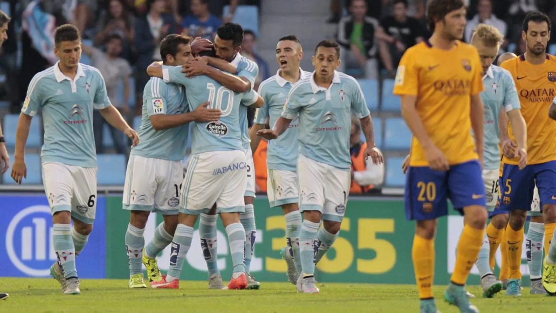 Manuel Agudo “Nolito, felicitado por sus compañeros, tras marcar el primer gol