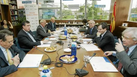 En la imagen, a la izquierda, Alfonso Ussía, Alfredo Dagnino, Luis Alejandre y Rafael Sánchez Sáus. A la derecha, José María Marco, Francisco Marhuenda y José Manuel Otero Novas