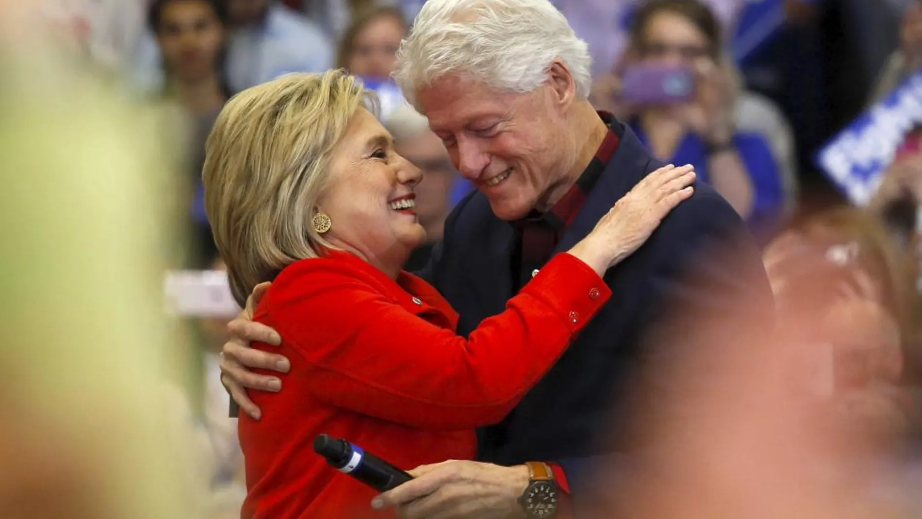 Hillary Clinton con su marido, Bill Clinton, durante la campaña