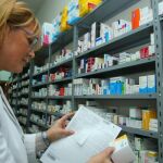 Una farmacéutica dispensa un medicamento en un establecimiento de la localidad leonesa de Ponferrada