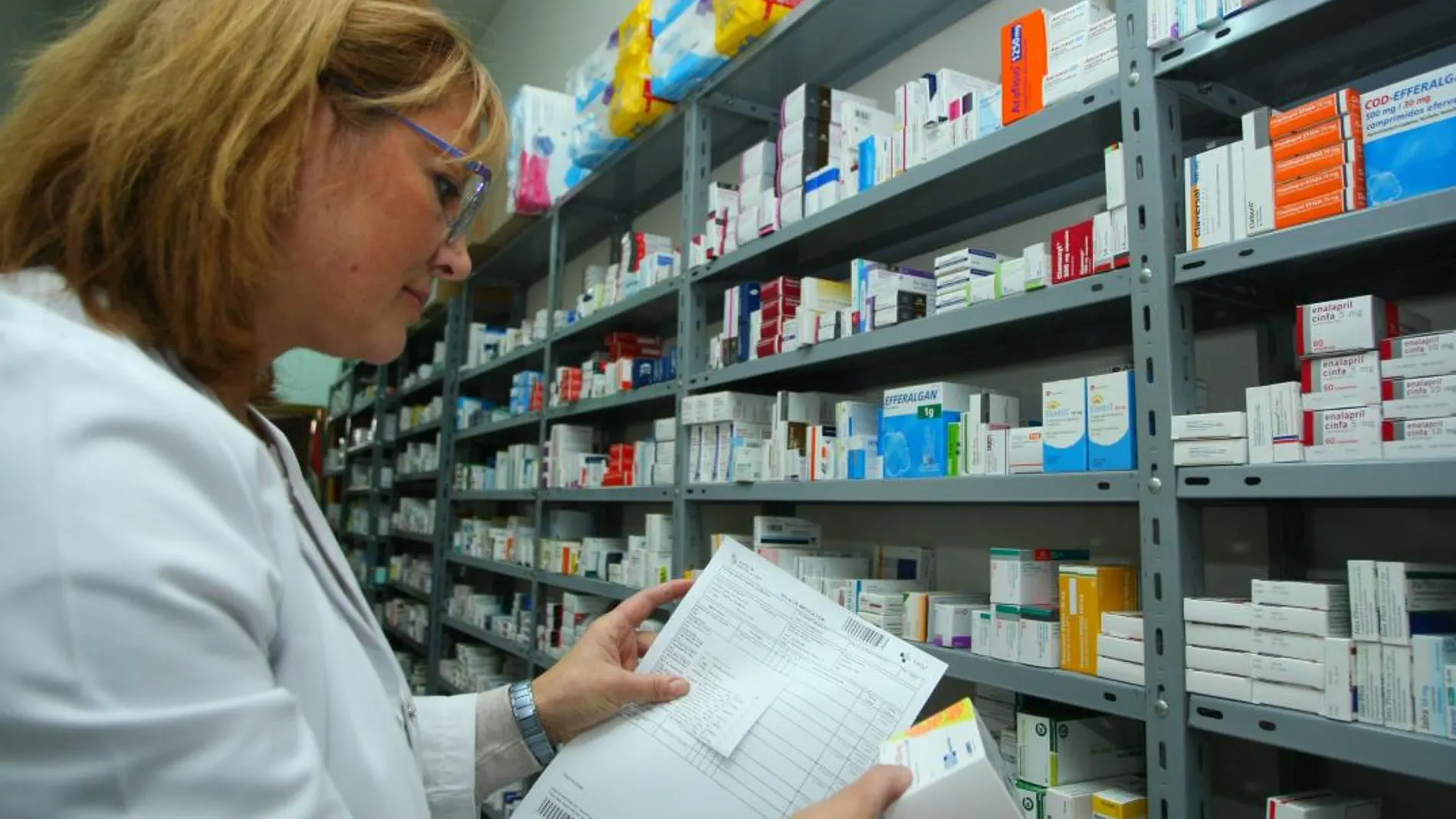 Una farmacéutica dispensa un medicamento en un establecimiento de la localidad leonesa de Ponferrada