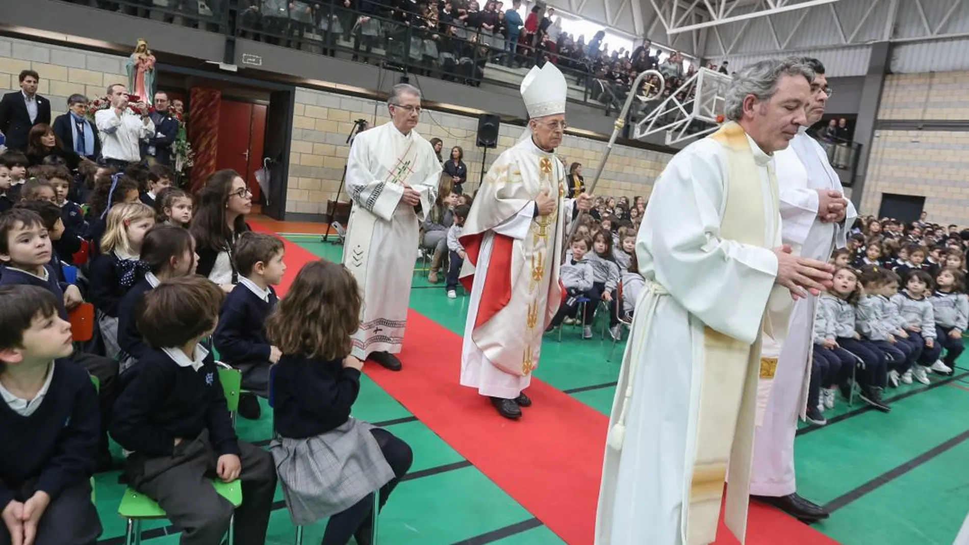 El cardenal arzobispo de Valladolid, Ricardo Blázquez, preside la eucaristía por el 75 aniversario de la fundación del Colegio Nuestra Señora de la Consolación de Valladolid