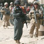 Soldados de EE UU y un policía afgano patrullaban ayer en Helmand