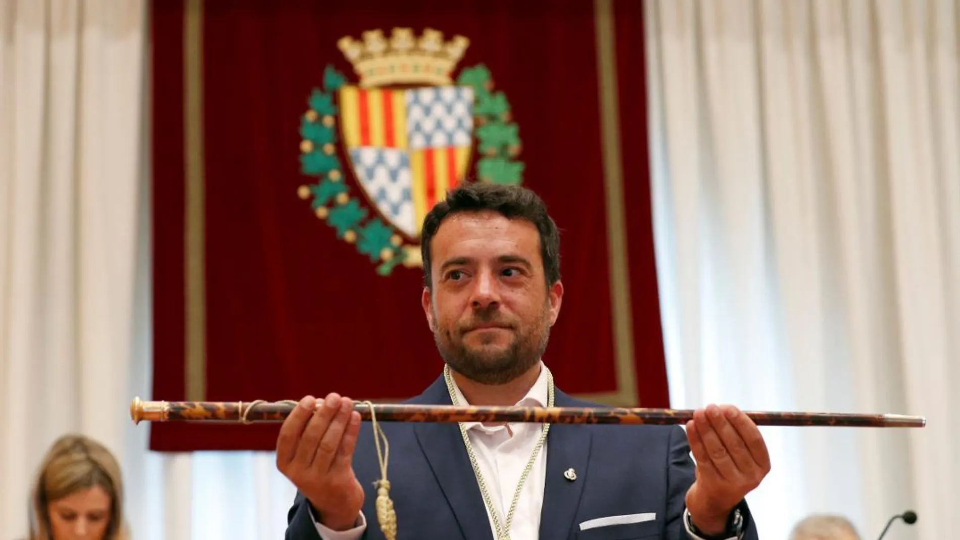 Álex Pastor, muestra el bastón de mando tras desbancar a la alcaldesa Dolors Sabater (Guanyem Badalona en Comú) al frente del gobierno municipal / Foto: Efe