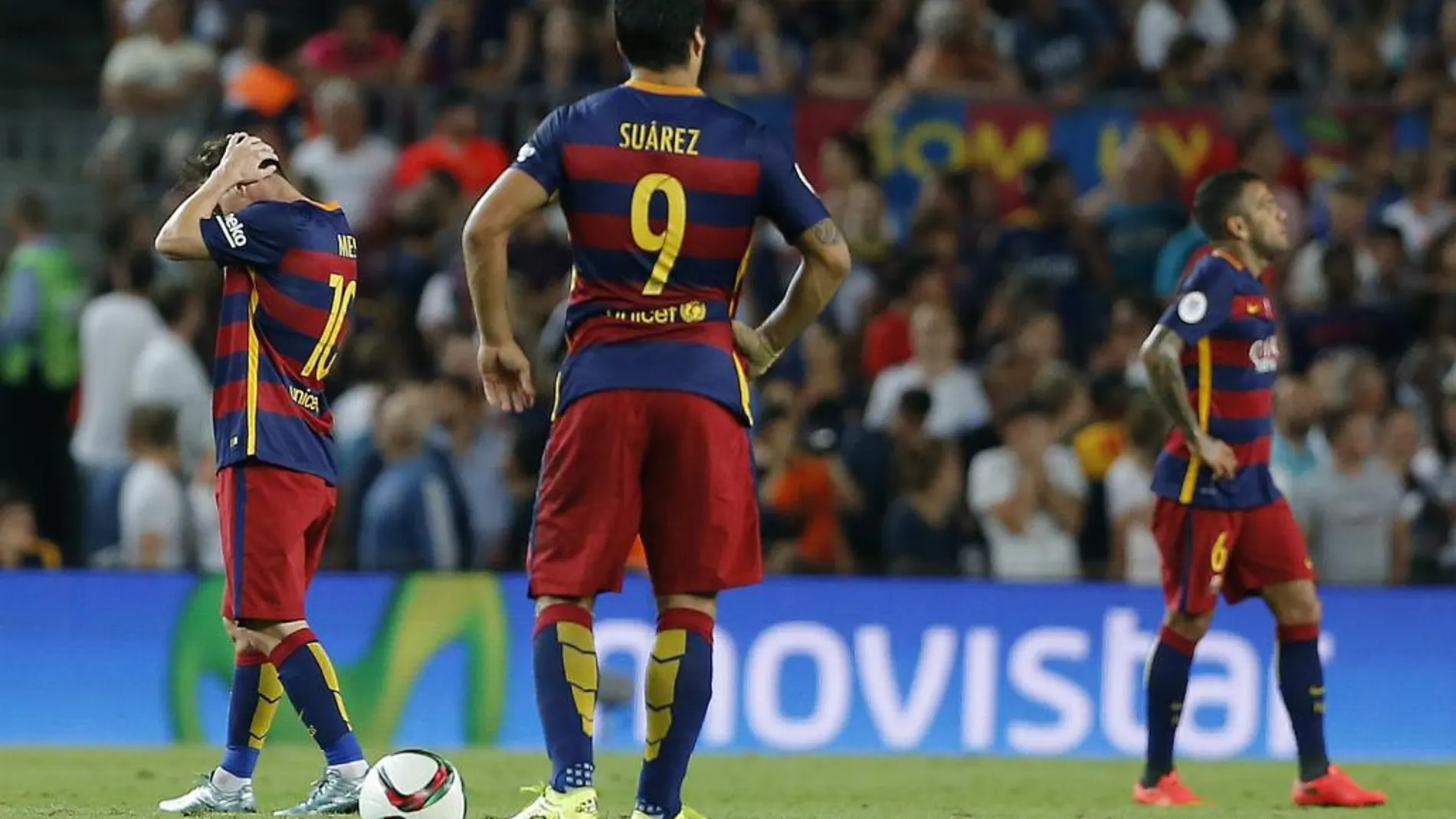 Lionel Messi, izquierda ,se lamenta tras el gol del Athletic de Bilbao