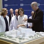 La Reina Letizia y la secretaria de Estado de Investigación y Desarrollo, Carmen Vela; el director del Instituto Nacional del Cáncer (NIH), Francis Collins (d), y el doctor del NIH John Gallin (2i), durante la visita que han realizado hoy al centro médico sito en Bethesda, Maryland