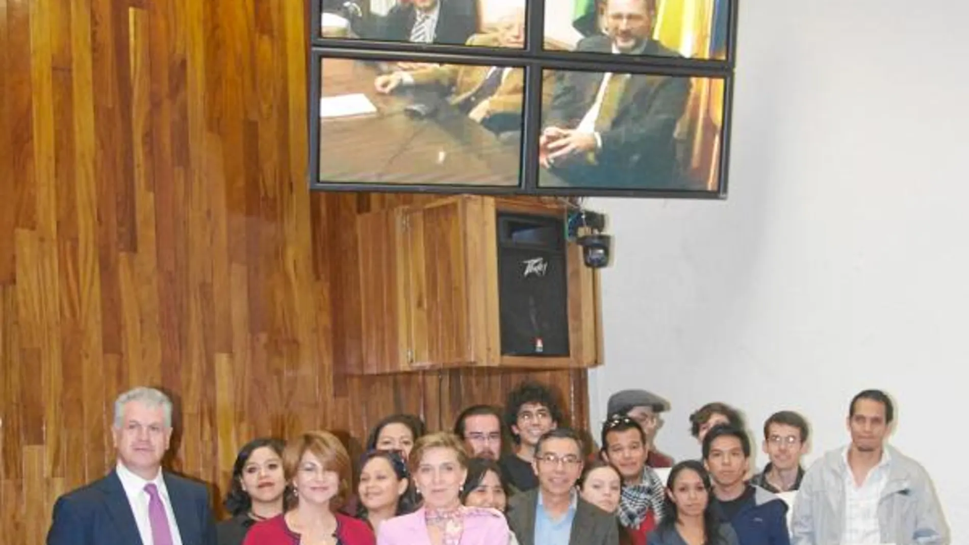 Salgueiro y Jiménez Lozano -a través de la teleconferencia- junto a los alumnos diplomados en México