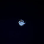 Imagen de la marca dejada por el pequeño fragmento de chatarra que impactó contra la cupula de la Estación Espacial Internacional