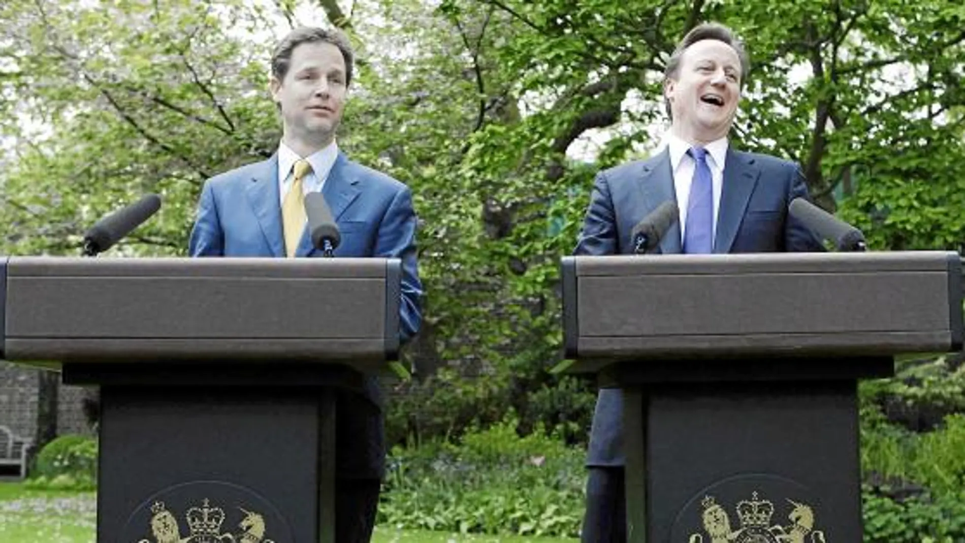 El viceprimer ministro (izq) y el primer ministro (derecha) protagonizaron una rueda de prensa distendida en la que se permitieron algunas bromas mutuas