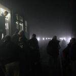 Pasajeros abandonan los vagones de metro tras los ataques terroristas el pasado 22 de marzo