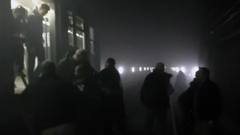 Pasajeros abandonan los vagones de metro tras los ataques terroristas el pasado 22 de marzo