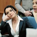 Lindsay Lohan, en el juicio con un escote hasta el ombligo