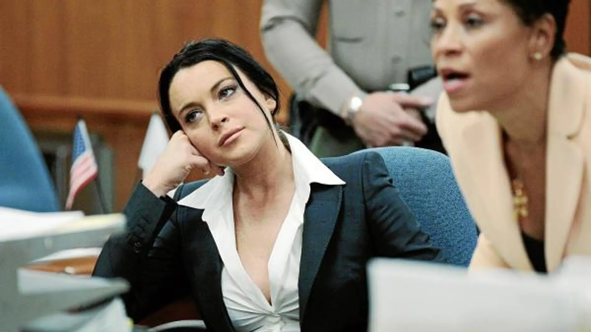 Lindsay Lohan, en el juicio con un escote hasta el ombligo