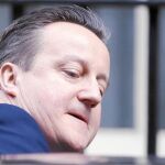 El «premier» David Cameron abandona ayer su residencia de Downing Street para dirigirse al Parlamento, donde defendió el borrador del acuerdo con Bruselas antes del referéndum sobre el «Brexit»