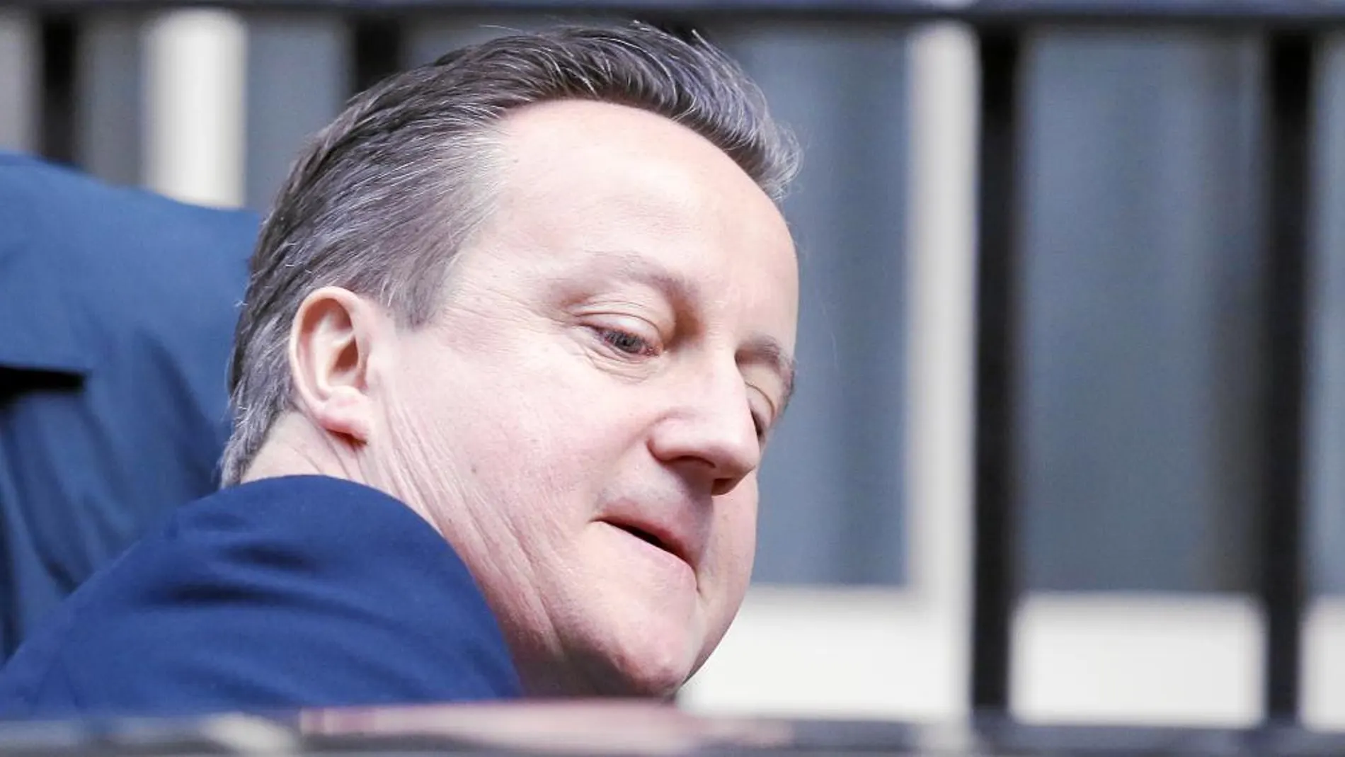 El «premier» David Cameron abandona ayer su residencia de Downing Street para dirigirse al Parlamento, donde defendió el borrador del acuerdo con Bruselas antes del referéndum sobre el «Brexit»
