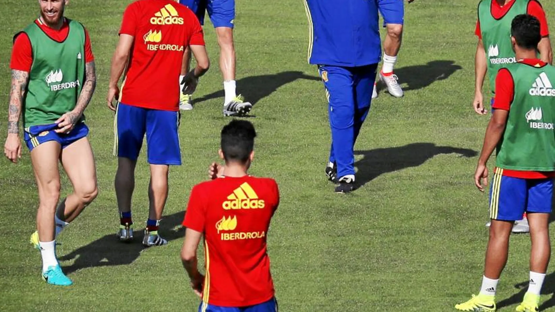 Del Bosque dirige a los internacionales españoles durante el entrenamiento de ayer