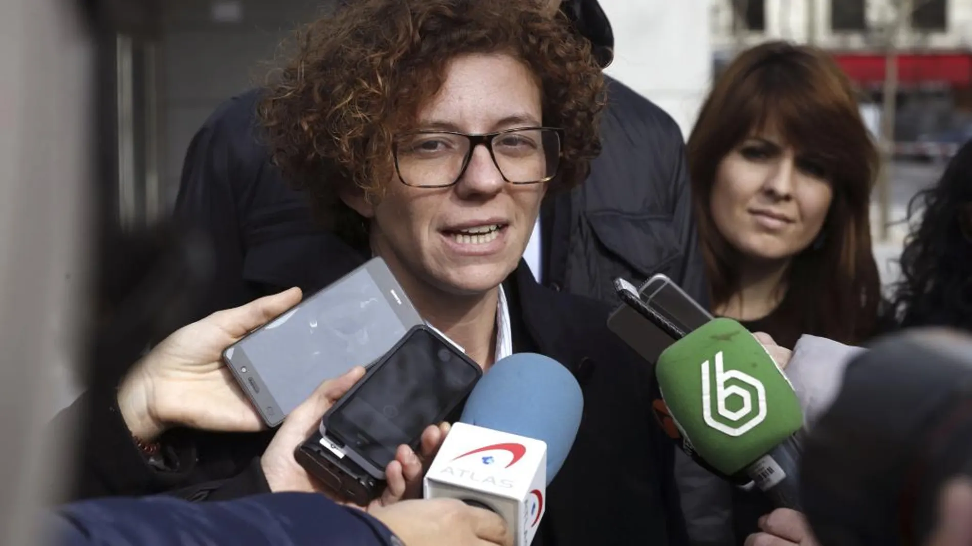 Marisol Moreno, conocida como Marisol la Roja, atiende a los medios a su salida de la Audiencia Nacional.