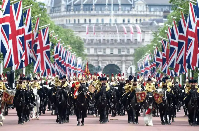 Isabel II celebra su 90 cumpleaños con un solemne desfile militar en Londres