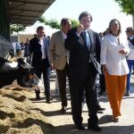 La consejera Milagros Marcos recorre las instalaciones de la granja Fuentespina, en compañía del presidente el Grupo, Tomás Pascual