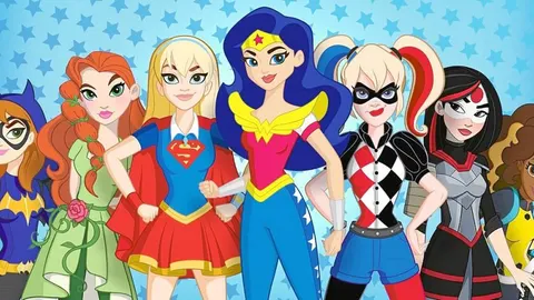 Shea Fontana es la responsable de las historias de DC Superheroe Girls que cuenta conhumar la adolescencia de grandes personajes femeninos de DC como Wonder Woman, Super Girl, Harley Quinn, Bat Girl, Poison Ivy, Bumblebee y Katana, todo un hito de la animación