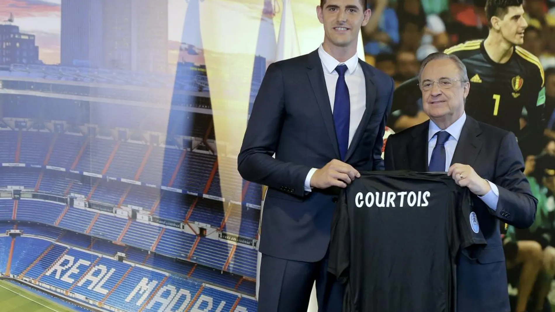 El nuevo portero del real Madrid, Thibaut Courtois, junto al presidente del club Florentino Pérez durante su presentación / Foto: Ap