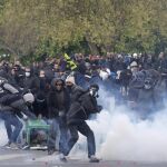 Jóvenes enmascarados se enfrentan a la Policía en París