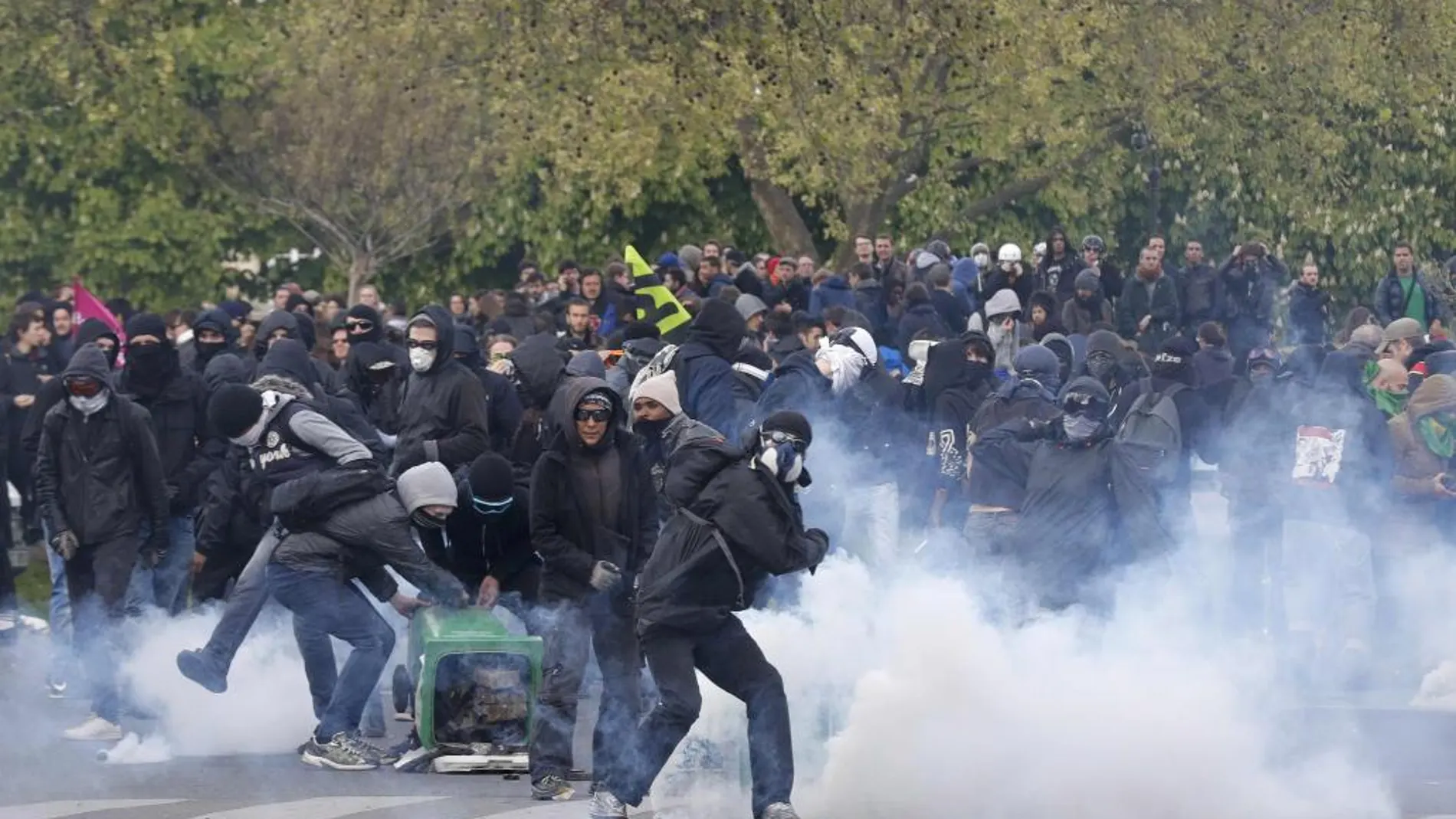 Jóvenes enmascarados se enfrentan a la Policía en París