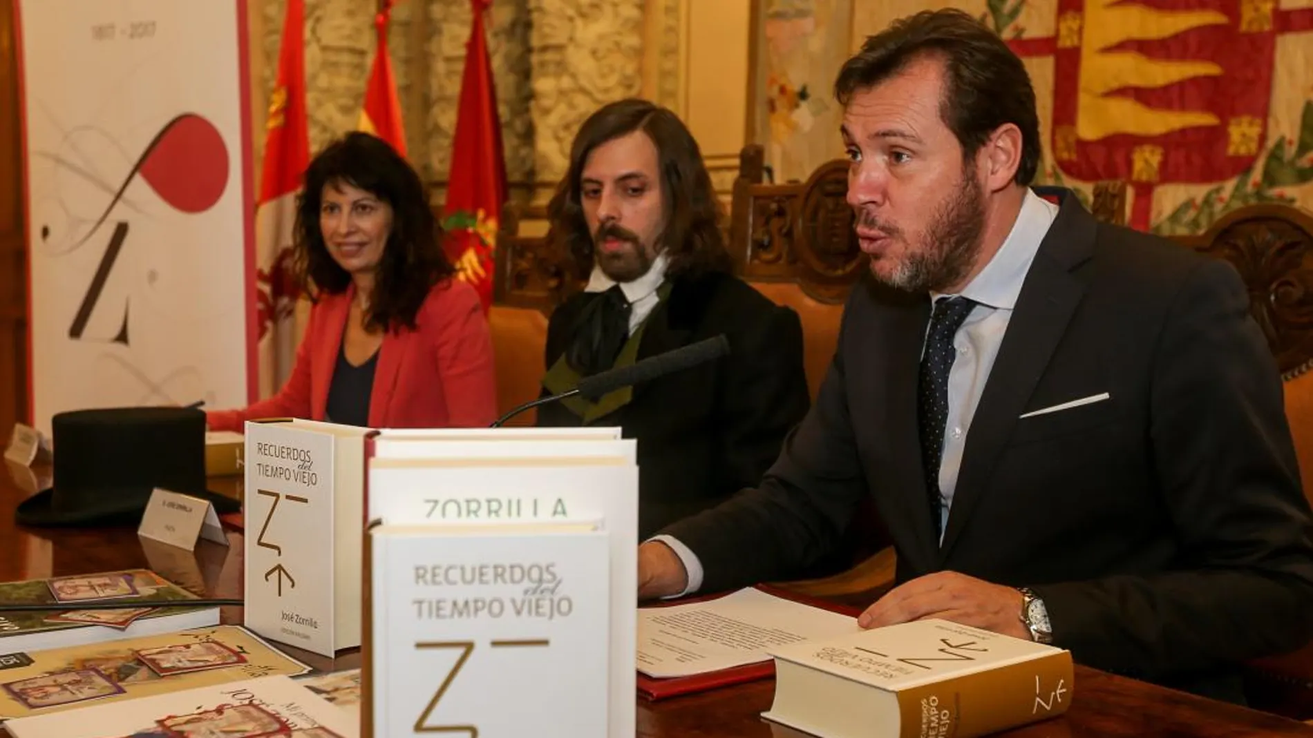 El alcalde, Óscar Puente; la concejala de Cultura, Ana Redondo; y el «propio» José Zorrilla, en la presentación del facsímil